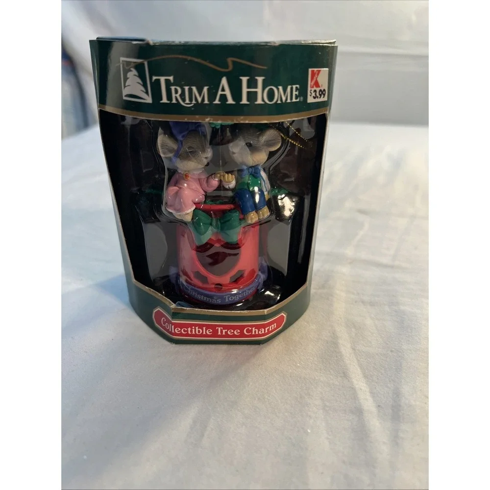 MISTLETOE MAGIC/NON ENESCO CHRISTMAS ORNAMENT:MICE COUPLE ON MISTLETOE PLANT NEW